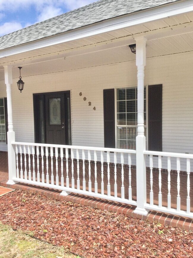 Building Photo - Custom Nearly 2,400sqft 3 bedroom home nea...