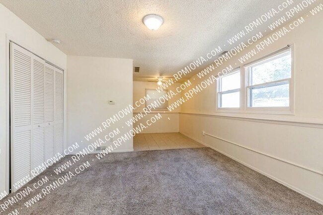 Building Photo - 2 Bedroom, 1 Bath duplex in Des Moines