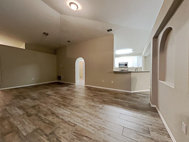 Building Photo - 4716 Four Lakes Dr