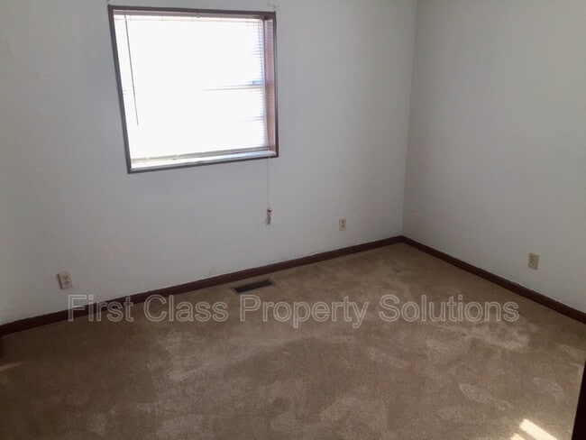 Building Photo - 704 S Hadden Ave