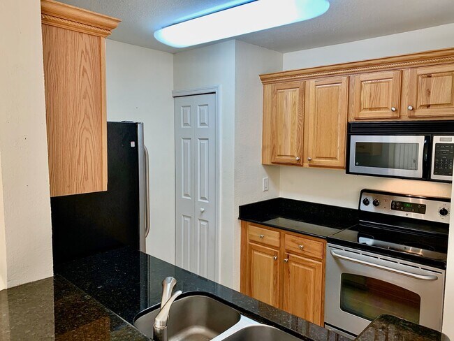 Building Photo - One bedroom one bathroom condo in Palmer R...