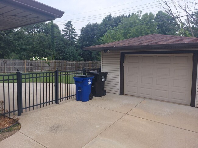 Building Photo - 3 Bedroom 1 1/2 bath brick ranch with 2 ca...