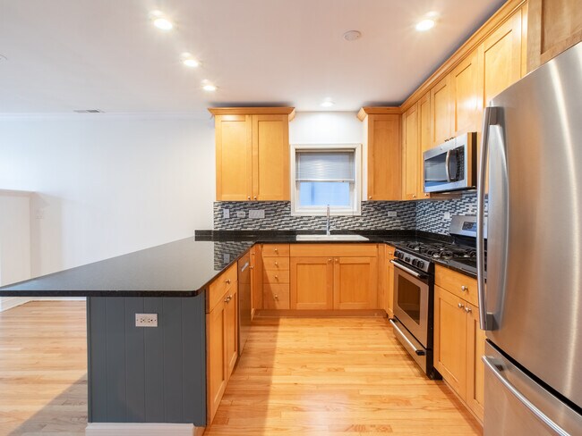 Kitchen - 4860 N Kenmore Ave