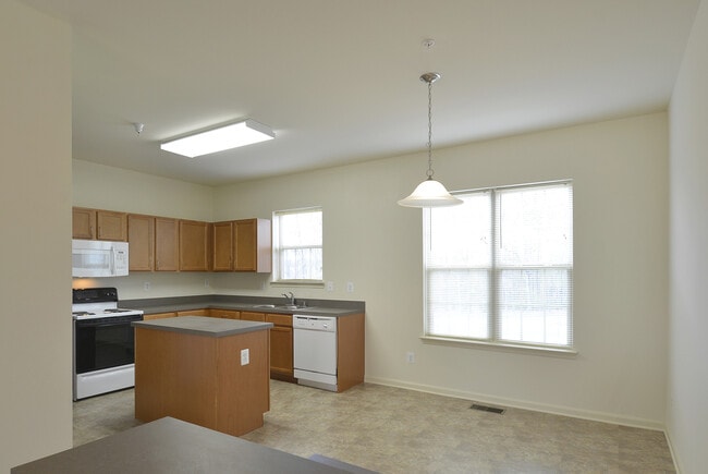 Building Photo - The Pointe at Manorgreen Townhomes