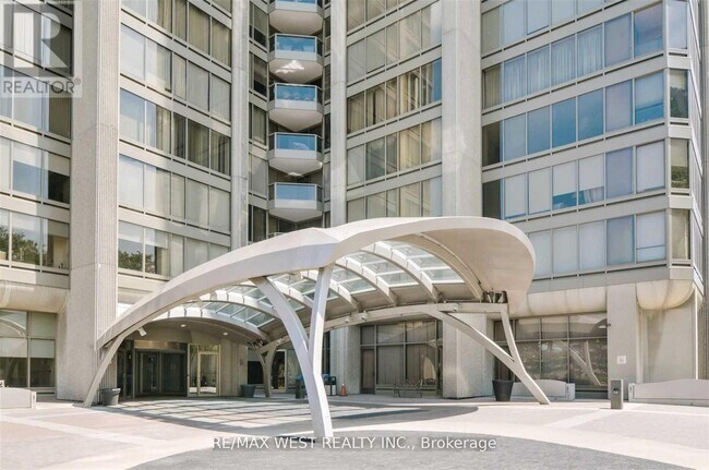 Photo du bâtiment - 2045 Lake Shore Blvd W