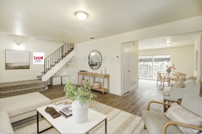 Building Photo - Luxury 4 bedroom Glenbrook Townhome