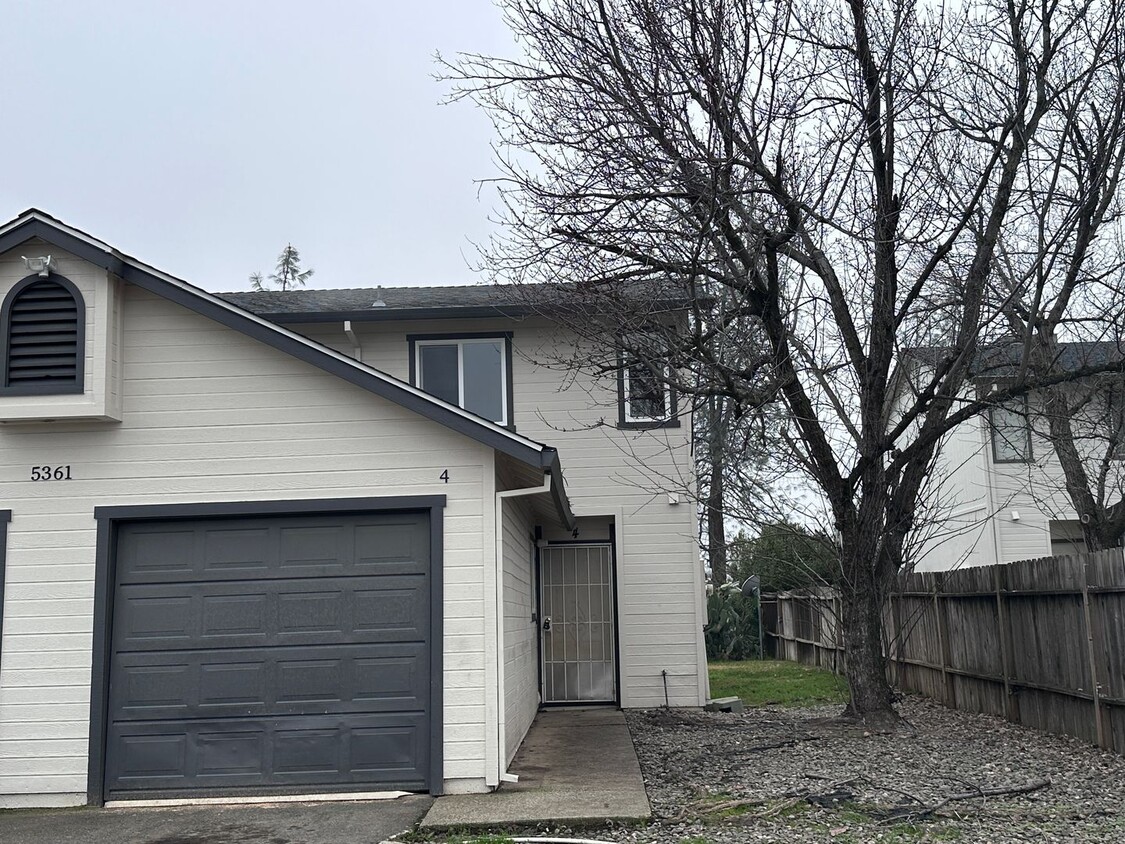 Building Photo - VALL5361