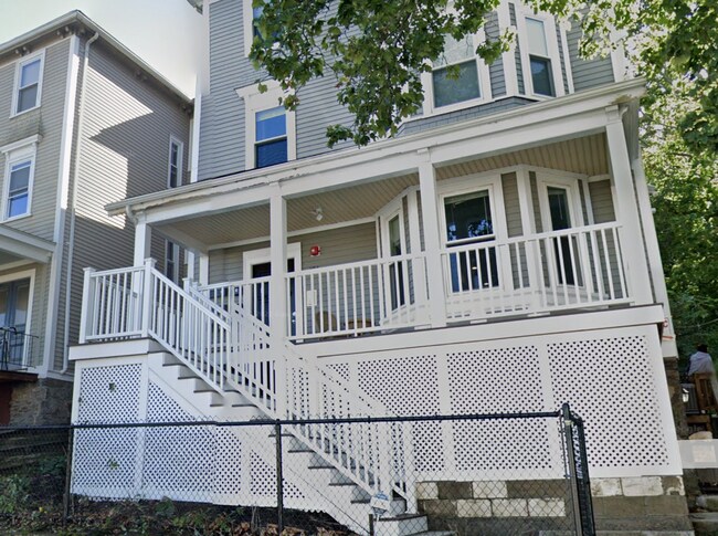 Building Photo - 194 Hillside St