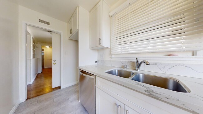 Foto del edificio - 5558 Emerald St