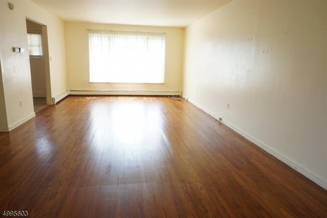 Building Photo - 728 Pompton Ave