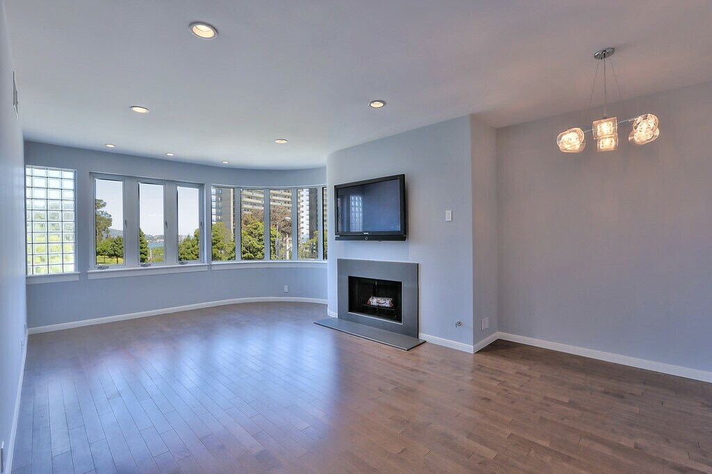 Primary Photo - 1111 Bay St