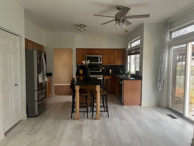 Foto del edificio - 7503 Korbel Dr
