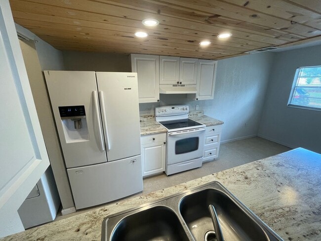 Building Photo - 2/1 in New Port Richey