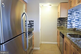 Building Photo - 10101 Grosvenor Pl