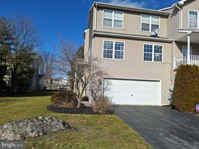 Foto del edificio - 155 Woodside Ct