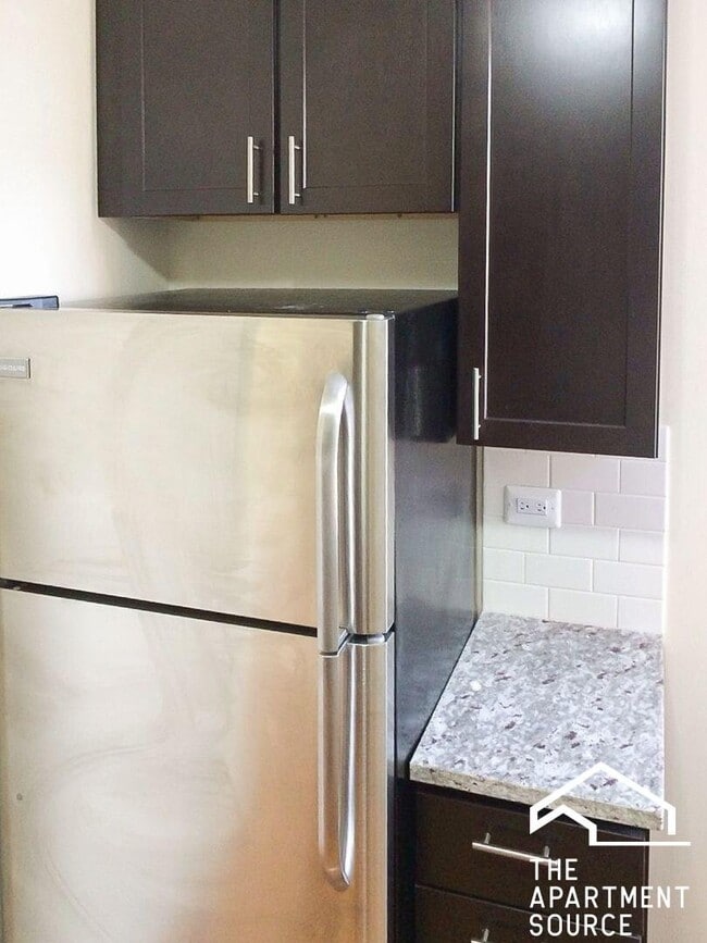 Photo - 619 W Melrose St (Chicago, IL) Apartment