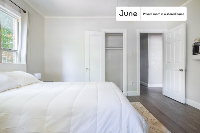 Building Photo - Private bedroom in 4 bed/2 bath Home