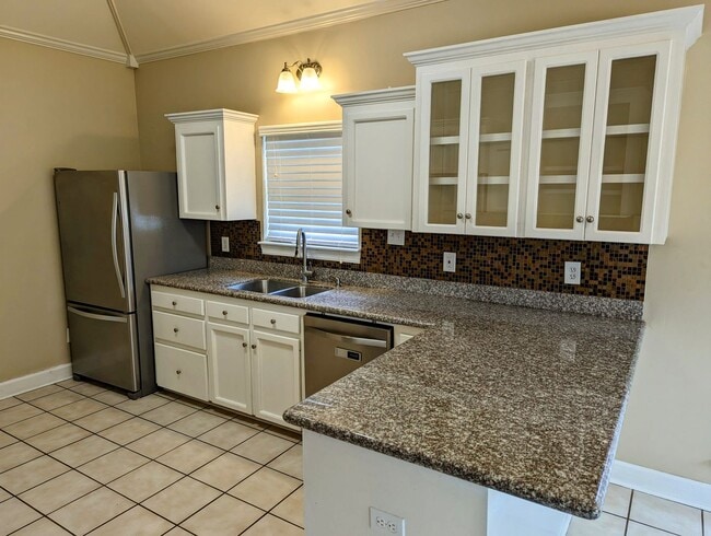 Building Photo - Beautiful Rental Home with a Very Nice Flo...