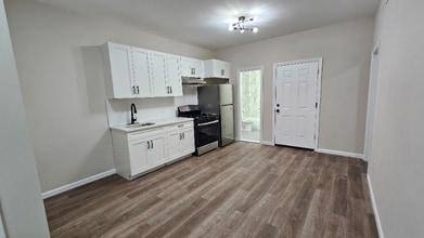 Building Photo - 30 Oak St