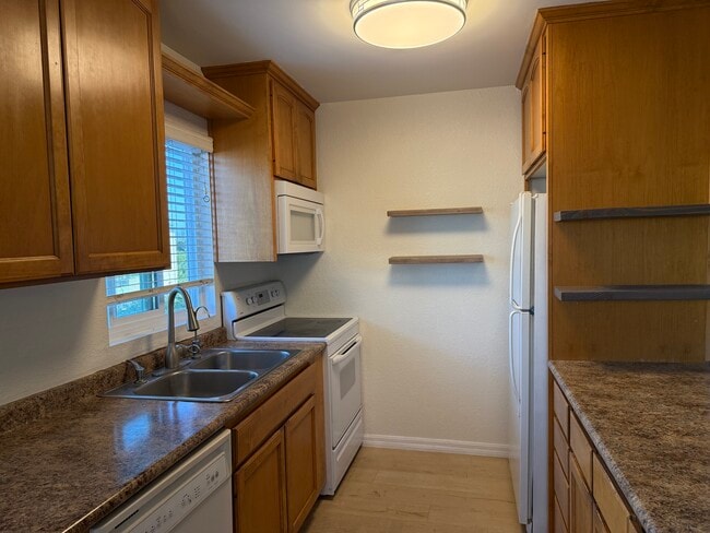 Building Photo - 3142 Midway Dr