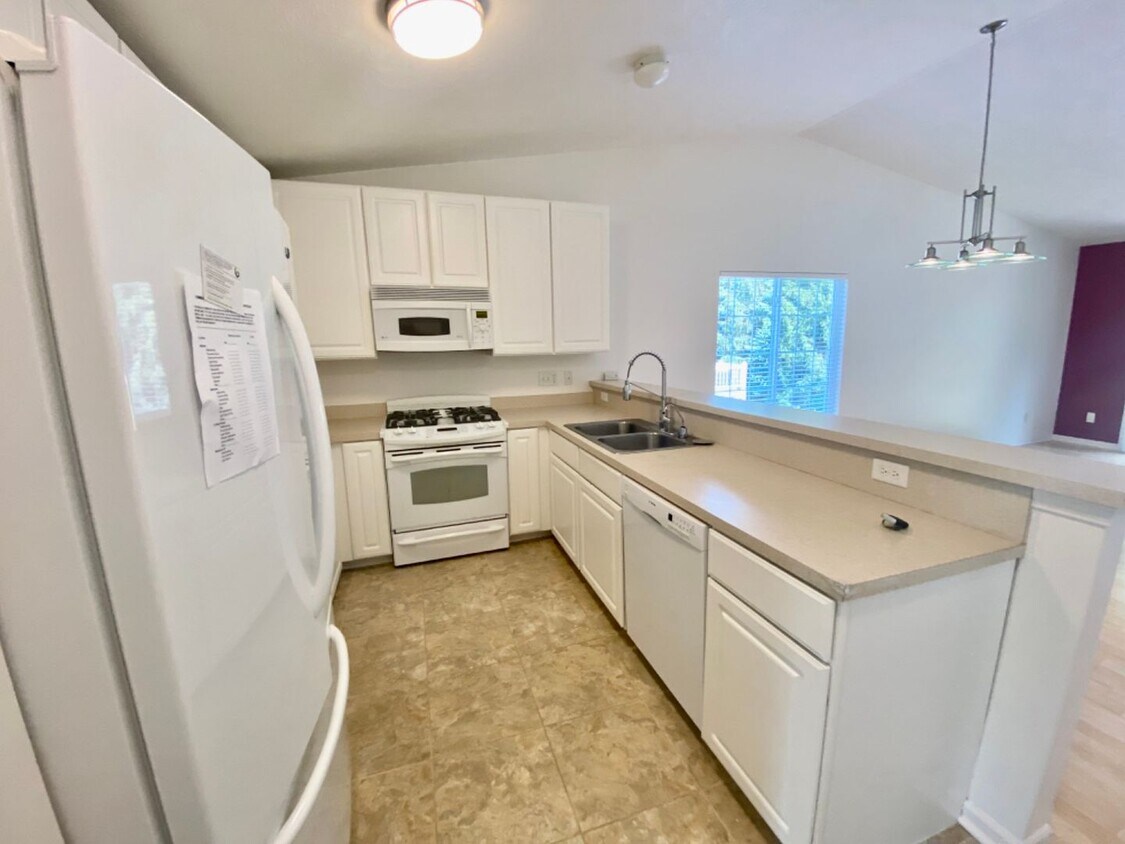 Primary Photo - 3 Bedroom Condo off 28th Street. Great Loc...