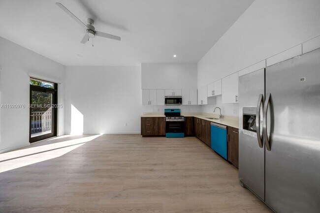 Building Photo - 20 NE 19th Ave