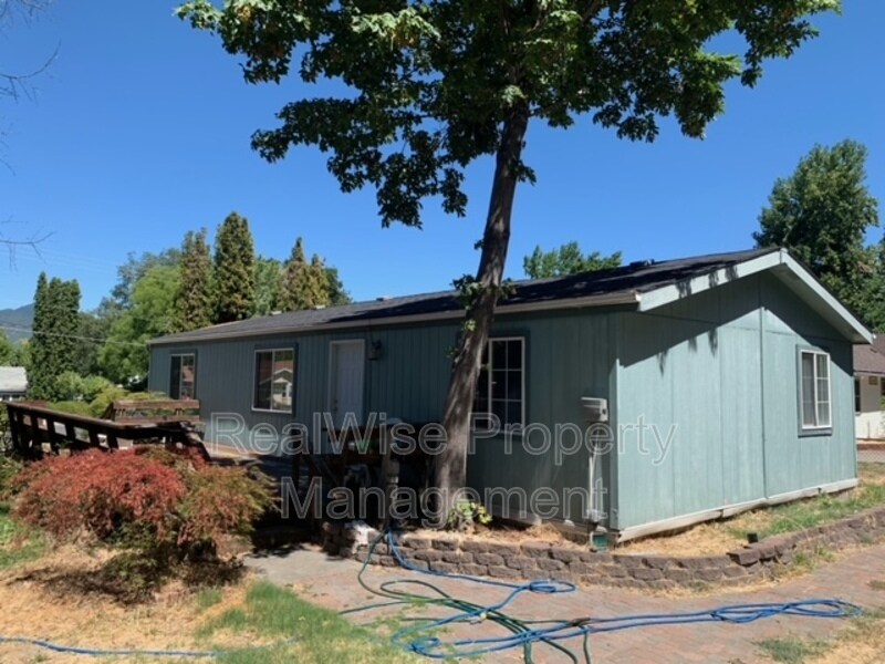 1051 SE Grandview Ave, Grants Pass, OR 97527 House Rental in Grants