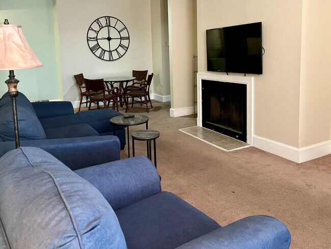 Otra vista de la sala de estar en el comedor. - 105 W Oglethorpe Ave