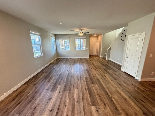 Foto del edificio - Stunning 3Bed/2Bath/2Car Townhome located in the N. Las Vegas/Tule Springs area!