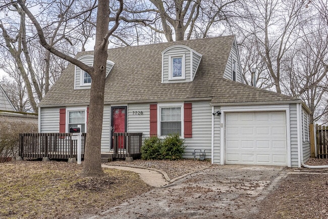 Building Photo - 3 bed 1 bath house with large fenced in ya...