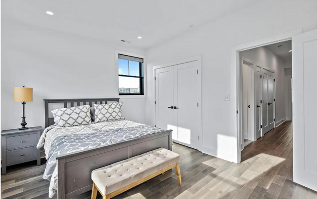 Foto del edificio - Spacious 4Bed/4Bath in Riverside/SoBo