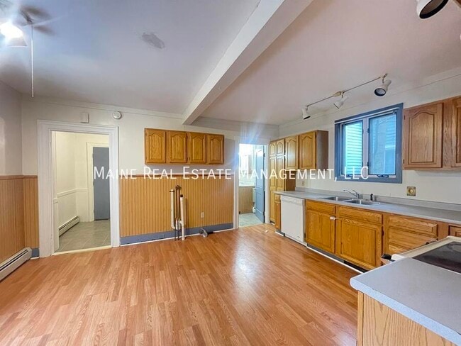 Building Photo - 59 Elm St