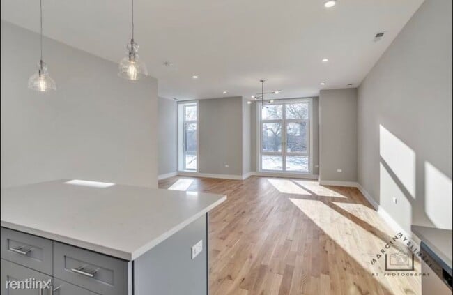 Building Photo - 3 br, 2 bath Condo - 3759 S Lake Park Ave ...