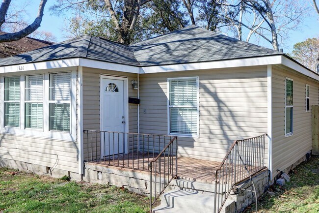 Foto del edificio - Renovated Single Family - Three Bedroom, Two Bathroom