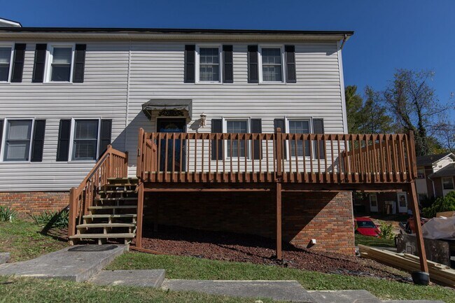 Building Photo - Spacious 3 bed 5 bath condo located in the...