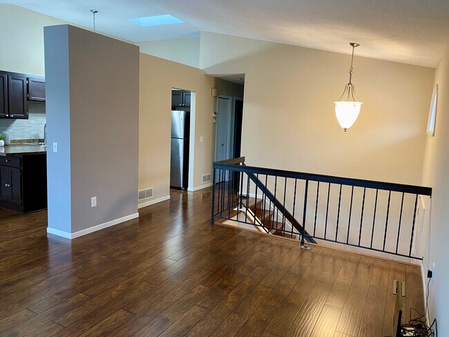 Living-room vista a la cocina y habitación/baños - 1594 Clemson Dr