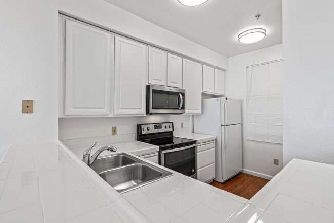 Building Photo - Pet Friendly, Luxurious Condo w/Bay Views....