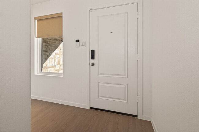 Foto del edificio - 6915 Lilac Vine Ln