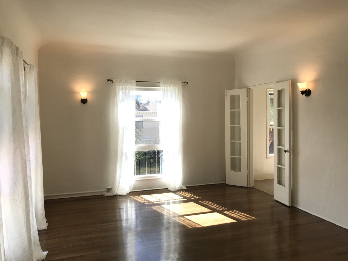 Sala de estar espaciosa - 321 S Crescent Heights Blvd