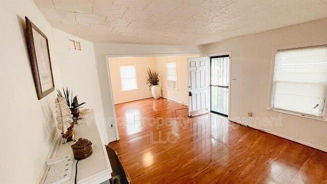 Building Photo - 905 Barron Ave