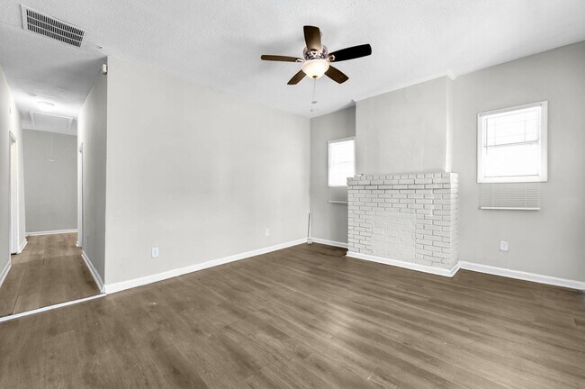 Foto del edificio - For Rent West Side $ 1675.00   3 bedroom/2...