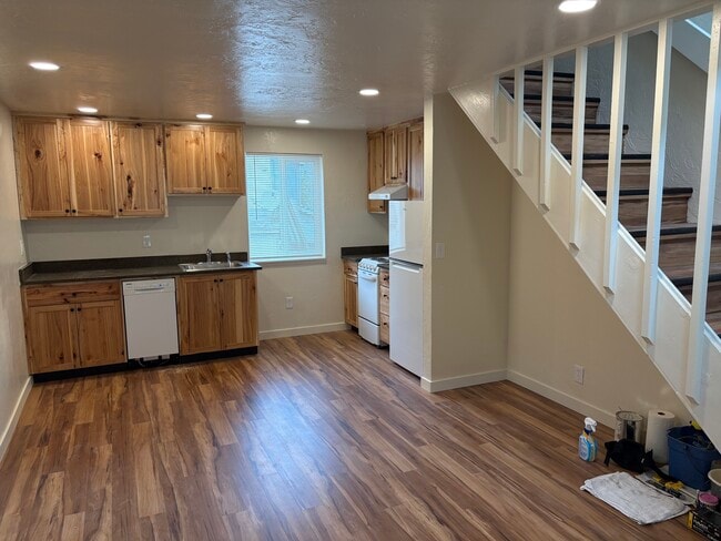 Building Photo - 921 W 4th Ave