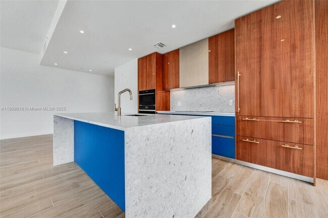 Foto del edificio - 2678 Tigertail Ave