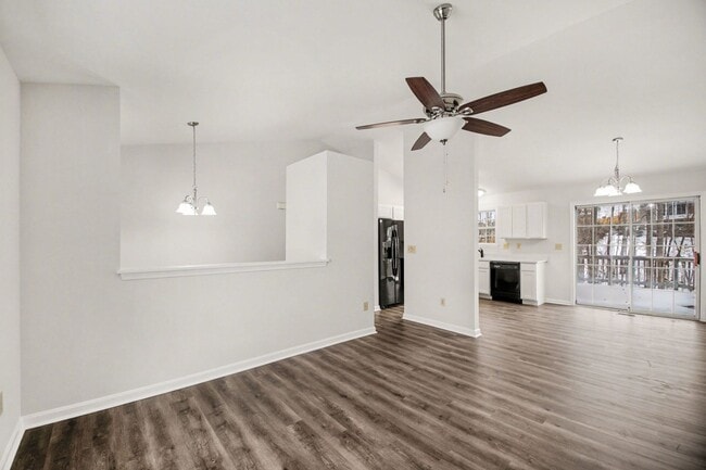 Building Photo - AVAILABLE NOW-3 Bedroom Split foyer in Stafford