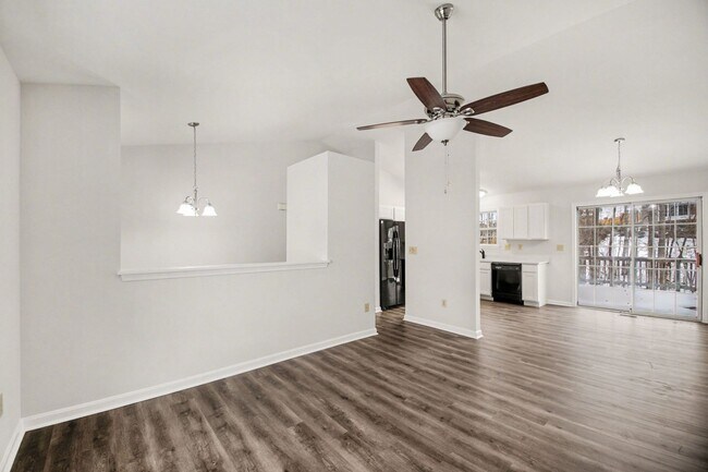 Foto del edificio - AVAILABLE NOW-3 Bedroom Split foyer in Stafford