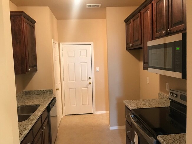 Building Photo - 4 Bed, 2.5 Bath Duplex