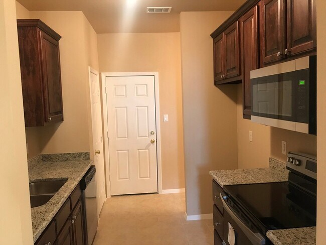 Foto del edificio - 4 Bed, 2.5 Bath Duplex