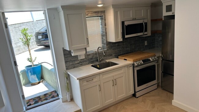 Building Photo - 3351 Hamilton Way