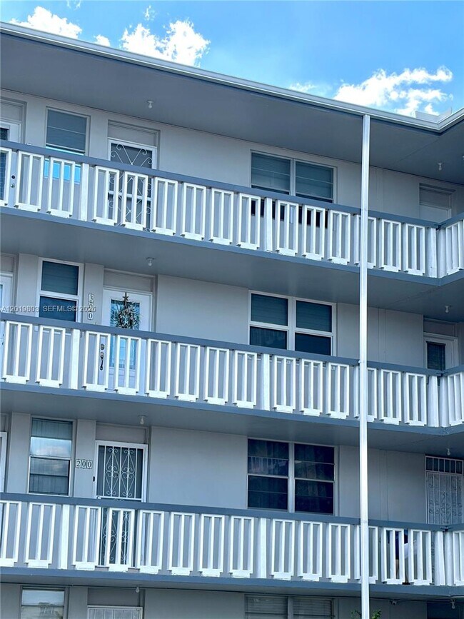Foto del edificio - 18601 NE 14th Ave