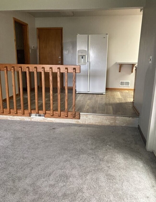 Building Photo - Spacious 3 bedroom 1.5 bathroom home